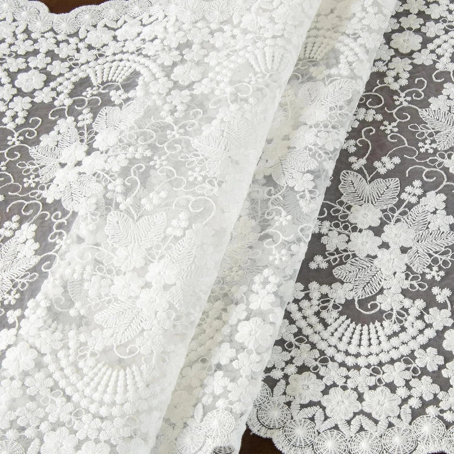 Chemin de table en crochet avec grille